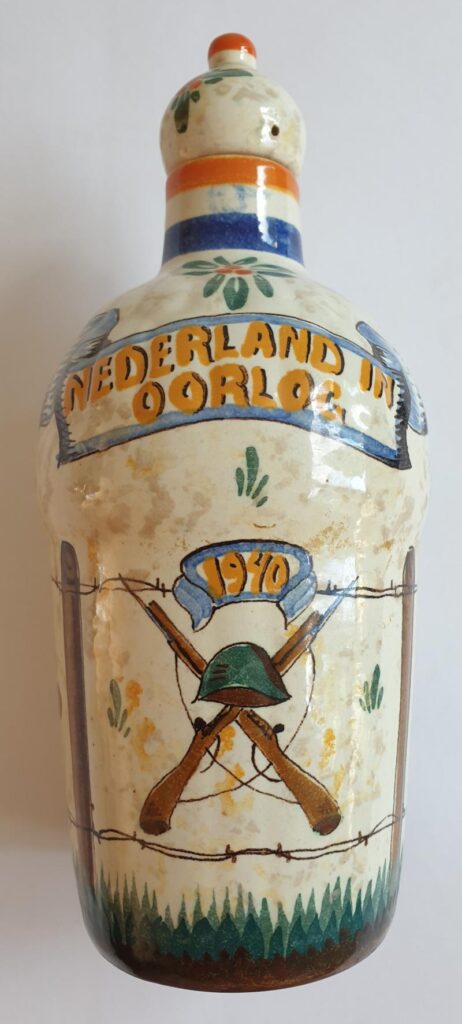 Mobilisatie jeneverkruik - 1939 - J.G. Kooymans & Zn, 's Hertogenbosch - Mobilization gin jar - 1939 - J.G. Kooymans & Zn, 's-Hertogenbosch.
