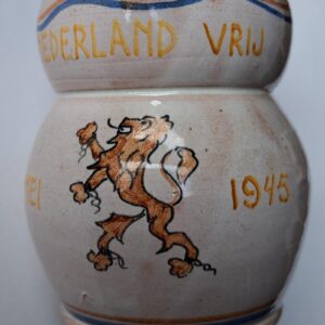 Pottery jug 'NEDERLAND VRIJ MEI 1945 (NETHERLANDS FREE MAY 1945).