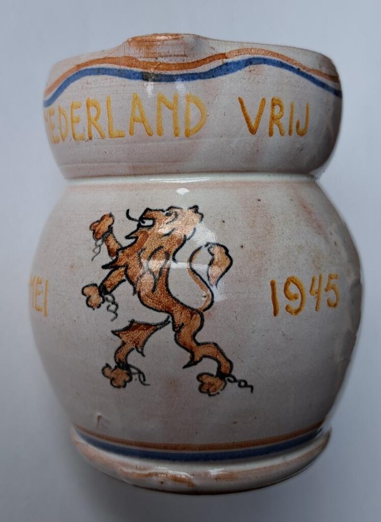 Pottery jug 'NEDERLAND VRIJ MEI 1945 (NETHERLANDS FREE MAY 1945).