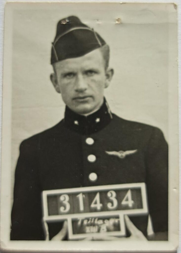Krijgsgevangen foto 2e Lt. Waarnemer J.J.Cramer / P.O.W. photograph of Dutch 2nd Lt. Observer J.J. Cramer.