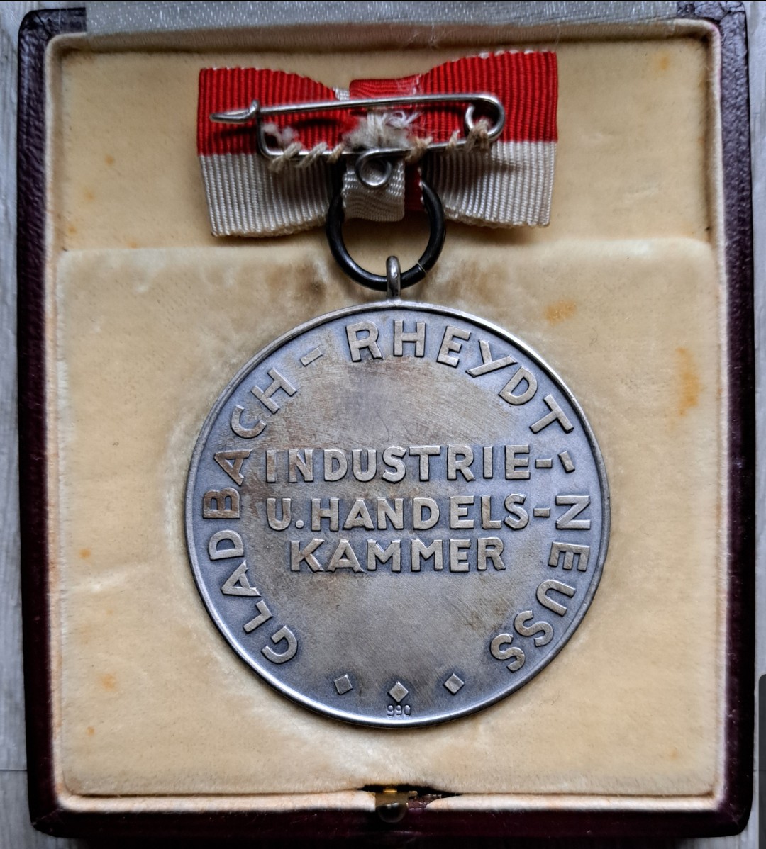 Germany, Third Reich. A Silver Medal For Faithful Work in original case of issue - Image 4