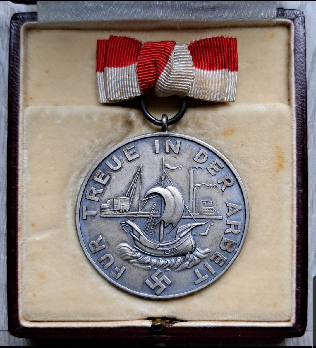 Germany, Third Reich. A Silver Medal For Faithful Work in original case of issue - Image 3