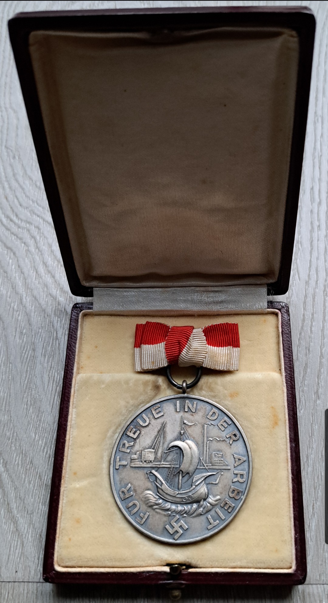 Germany, Third Reich. A Silver Medal For Faithful Work in original case of issue - Image 2