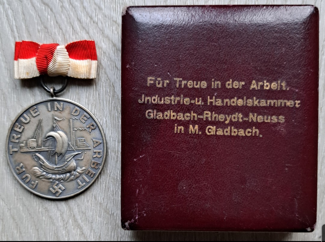 Germany, Third Reich. A Silver Medal For Faithful Work in original case of issue